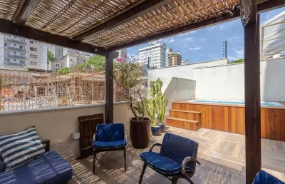 Garden exclusivo com piscina privativa e pergolado no coração do petrópolis