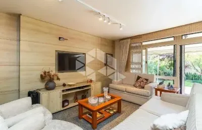 Casa 4 dormitórios, 1 suíte,  vaga para dois carros, 235m2 privativos na azenha em porto alegre.