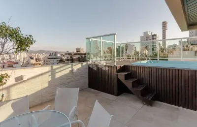 Cobertura espetacular com vista permanente para a praça da encol