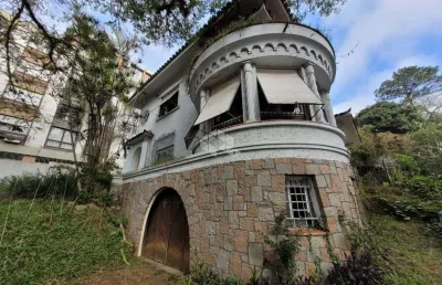 Casa de 400m² com 04 dormitórios e 05 vagas de garagem no bairro menino deus