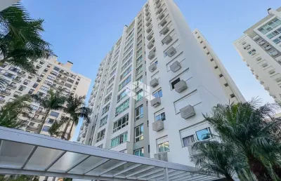 Belo apartamento de tres dormitórios/quartos em andar alto