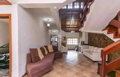 Casa de 5 dormitórios com piscina no jardim floresta