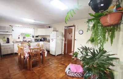Casa de 2 dormitórios  com 330m² no bairro partenon