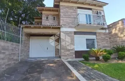 Sobrado com pátio imenso de 500m² 3 dormitórios e 4 vagas no teresópolis
