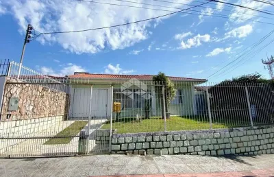 Casa com 3quartos1 suíte, edicula nos fundos, casa com garagem e 3 peças com banheiro.