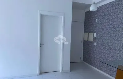 Apartamento 2 dormitórios desocupado, semi mobiliado.