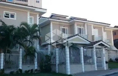 Casa de condomínio à venda com 3 quartos, quintal e 3 vagas