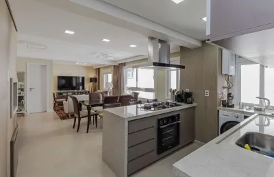 Apartamento semimobiliado com 3 dormitórios e 3 vagas no petrópolis