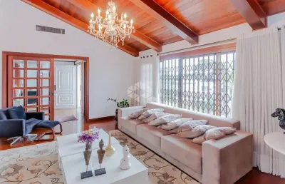 Casa para familia toda nos 3 figueiras,  uma quadra do colégio farroupilha
