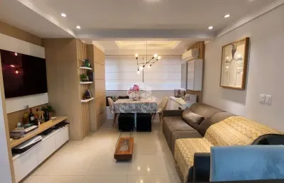 Apartamento 2 dormitórios reformado e muito bem localizado no bairro petrópolis!