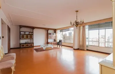 Apartamento para reforma, 4 quartos sendo 1 suíte, living amplo, 1 vaga e 1 deposito.