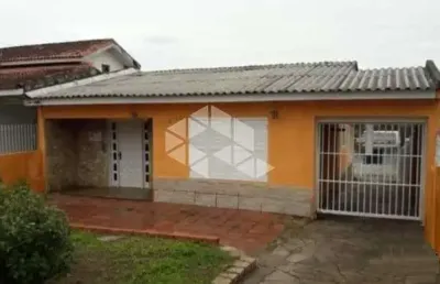 2 casas, total 3 dormitórios, 2 vagas, com patio e churrasqueira, terreno de 442,50m2.
