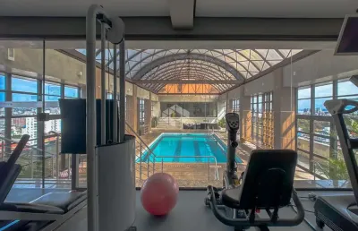 Apartamento flat , 1 dorm., duas sacadas com vista para o por doi sol, infra total de serviço de hotel.