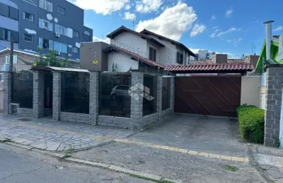 Sobrado de 138 m2  em condomínio fechado com 3 quartos sendo 1 suíte no centro de canoas.