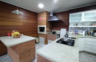 Casa com 3 quartos,com suíte e espaço gourmet - amplo terreno com potencial de lazer