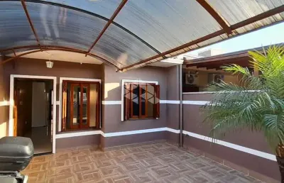 Casa térrea, 2 dormitórios, banheiro social, ambientes climatizados, placa solar, área gourmet com churrasqueira, vaga coberta, jardim, portão eletrôn