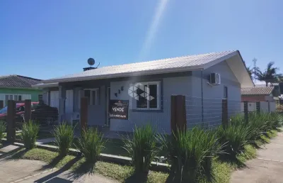 Casa de esquina com 2 dormitórios e espaço gourmet - a 400m do mar - arroio teixeira - capão da canoa