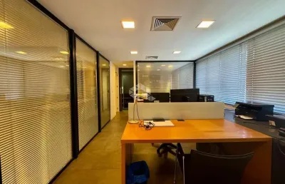Sala comercial, 74m², 2 banheiros, 2 depósitos, 2 vagas de garagem, no centro histórico de porto alegre