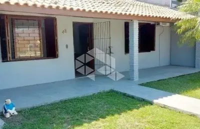 Casa térrea, 4 quartos, 1 suíte, 3 banheiros, 4 vagas localizado no bairro harmonia em canoas/rs.