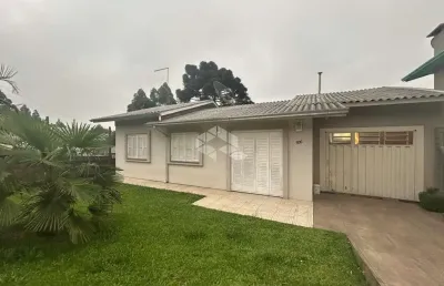 Casa de esquina com 2 dormitórios, e 2 vagas de garagem no bairro são josé