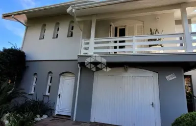 Uma ótima casa, de dois andares, duas moradias, bem localizada.