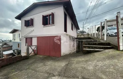Casa de esquina em alvenaria com 3 dormitórios no bairro industrial.