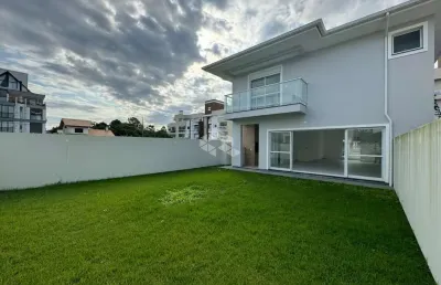 Casa de 3 dormitórios, sendo 3 suítes, 2 vagas de garagem no bairro morro das pedras em florianópolis/sc.