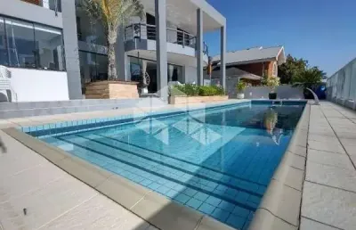 Casa com vista mar e panorâmica, mobiliada, contendo 5 dormitórios, sendo 3 suítes, 6 vagas de garagem no bairro joão paulo em florianópolis/sc/