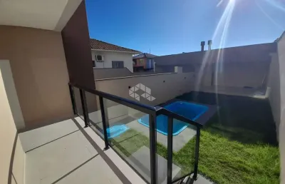 Casa com piscina, 2 suítes, 2 vagas de garagem no bairro ipiranga em são josé/sc.