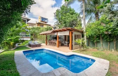 Casa com vista parcial para o mar de 4 dormitórios, sendo 4 suítes, 3 vagas de garagem na praia mole em florianópolis/sc.