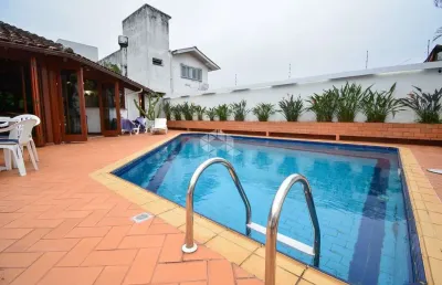 Casa residencial semimobiliada com vista para o mar possuindo 4 dormitórios, sendo 1 suíte, 5 vagas de garagem no centro de florianópolis/sc.
