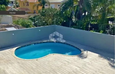Casa semimobiliada com 3 dormitórios, sendo 3 suítes, 2 vagas de garagem em jurerê internacional - florianópolis/sc.