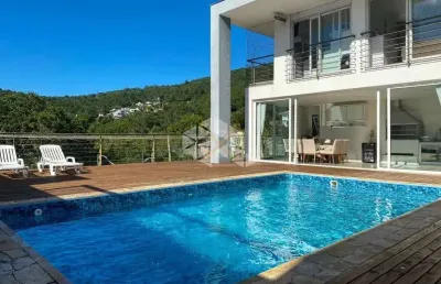 Casa residencial em condomínio fechado com 4 dormitórios, sendo 2 suítes, 2 vagas de garagem no bairro itacorubi em florianópolis/sc.