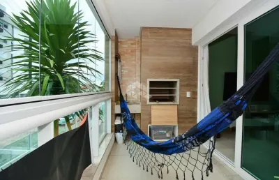 Apartamento semimobiliado com vista panorâmica de 3 dormitórios, sendo 2 demisuítes, 2 vagas de garagem no bairro joão paulo em florianópolis/sc.