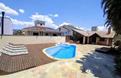Casa residencial semimobiliada com vista para o mar, com 4 dormitórios, sendo 2 suítes, 4 vagas de garagem no bairro joão paulo em florianópolis/sc.