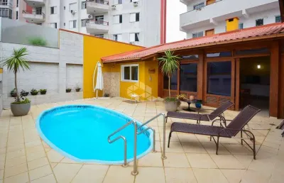 Casa residencial semimobiliada com 3 dormitórios e sendo 1 suíte, 2 vagas de garagem no centro de florianópolis/sc.