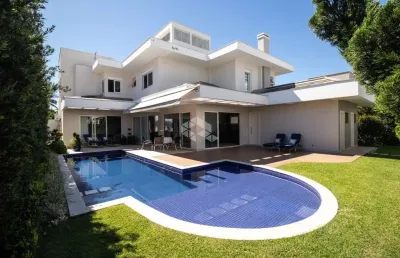 Casa residencial de alto padrão semimobiliada com 4 dormitórios, sendo 4 suítes, 4 vagas de garagem em jurerê internacional - florianópolis/sc