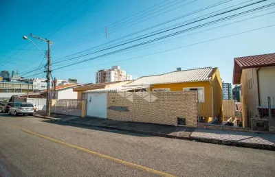 Casa semimobiliada com 4 dormitórios/quartos e sendo 1 suíte a venda - jardim atlântico sc