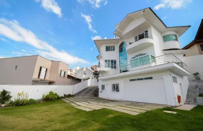 Casa residencial mobiliada com 4 suítes, sendo 2 suítes master com closet a venda - carvoeira, florianópolis sc