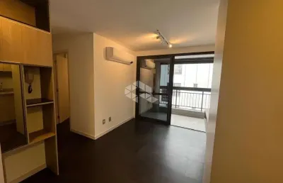 Apartamento mobiliado com 2 quartos sendo 1 suíte  1 vaga + 1 hobby box no bairro itacorubi em florianópolis/sc