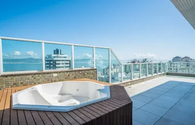 Cobertura com 3 suítes jacuzzi e vista para o mar na agronômica