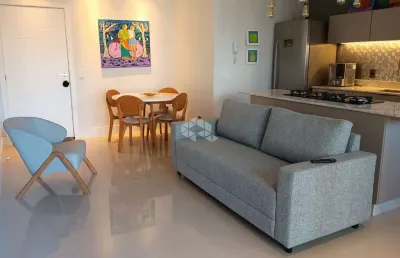 Apartamento mobiliado com 2 dormitórios , sendo 1 suíte, 2 vagas de garagem no bairro agronômica em florianópolis/sc.