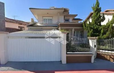 Casa semimobiliada com 3 quartos sendo 3 suítes 4 vagas de garagem no centro de florianópolis/sc