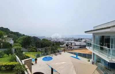 Casa em condominio de luxo com 4 quartos sendo 2 suítes 2 vagas de garagem no bosque das mansões em são josé/sc