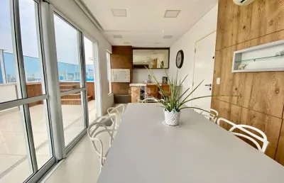 Cobertura com 3 suítes , com 2 vagas, hobby box,, vista para o mar do espaço gourmet com jacuzzi. praia de palmas.