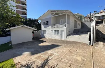 Casa espaçosa com 6 quartos estilo república no bairro carvoeira em florianópolis/sc