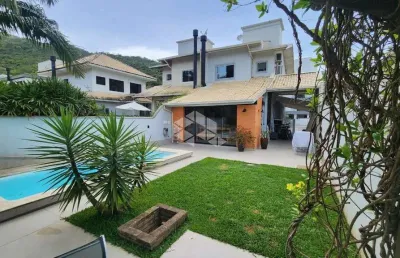 Casa geminada com dois pavimentos com 3 quartos sendo 3 suítes no bairro cachoeira em florianópolis/sc