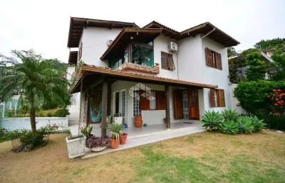 Casa com 3 quartos sendo 1 suíte e 2 vagas de garagem no bairro trindade em florianópolis/sc