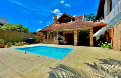 Casa ampla semimobiliada com 4 quartos sendo 1 suíte e 2 vagas de garagem no bairro joão paulo em florianópolis/sc