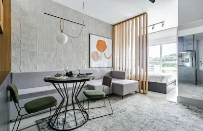 Studio mobiliado à venda com 1 vaga de garagem no bairro pantanal em florianópolis/sc.